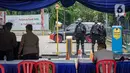 Personel Brimob melakukan penjagaan saat penyisiran di Gereja Katedral, Jakarta, Jumat (24/12/2021). Polda Metro Jaya bersama Satuan Brimob melakukan sterilisasi sejumlah gereja guna memastikan bebas dari bahan berbahaya. (Liputan6.com/Faizal Fanani)