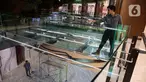 Pekerja tengah melintas di area Lippo Mall Nusantara yang sebelumnya merupakan Plaza Semanggi di Jakarta, Kamis (6/2/2025). (Liputan6.com/Angga Yuniar)
