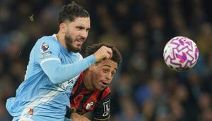 Rayan Cherki dari Manchester City (kiri) berebut bola dengan Tyler Adams dari Bournemouth dalam pertandingan&nbsp;Premier League Inggris antara Manchester City dan Bournemouth di Manchester, Inggris, Minggu, 2 November 2025. (Foto AP/Ian Hodgson)