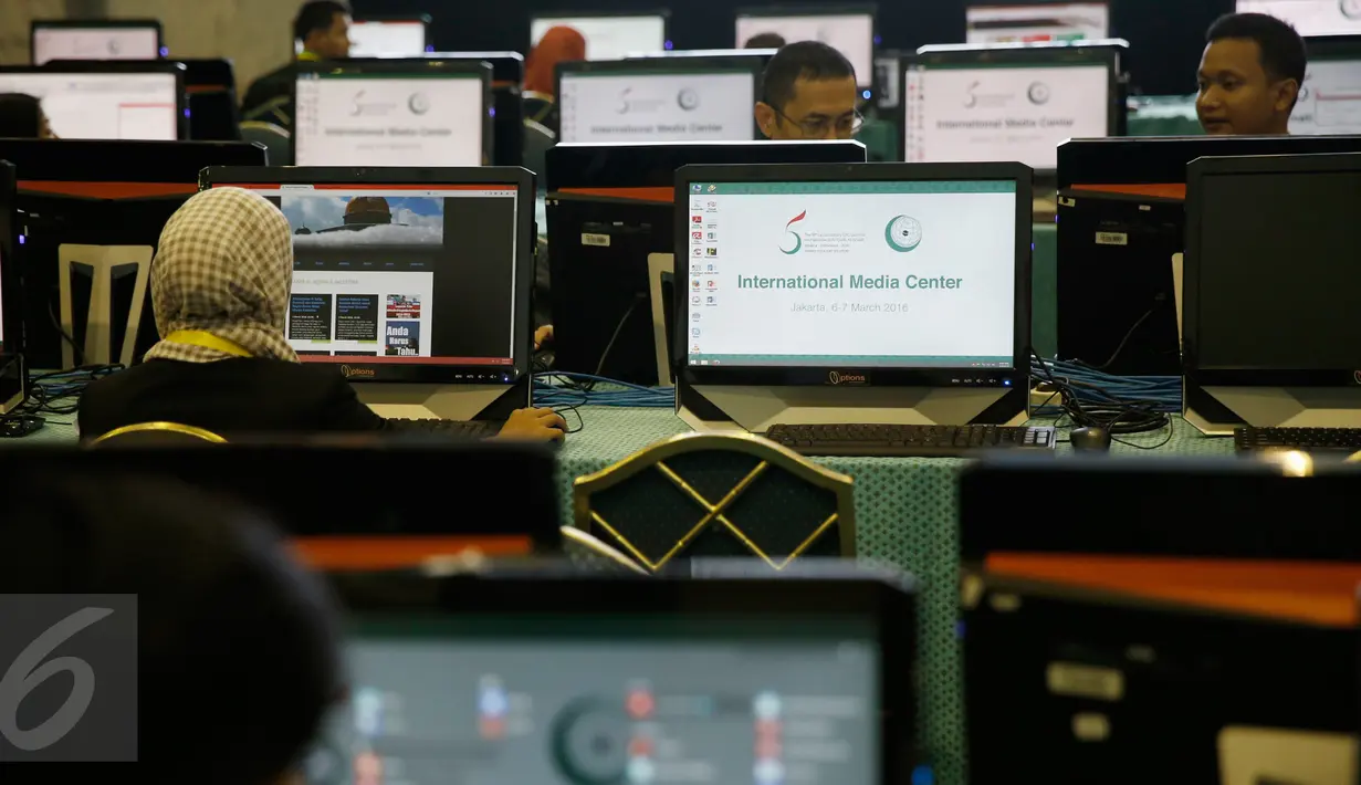 Sejumlah jurnalis menggunakan fasilitas komputer di Media Center KTT OKI, Jakarta, Minggu (6/2/2016). Media center berkapasitas 500 orang tersebut didukung konektivitas broadband internet 2 Gbps untuk 150 unit komputer. (Liputan6.com/Faizal Fanani)