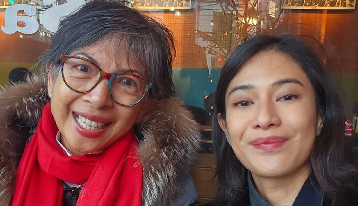 Dian Sastrowardoyo mengunggah potret dirinya bersama sang ibunda. Dian tampil dengan baju hitam sedangkan, ibundanya mengenakan coat hoodie berbulu syal merah. [@therealdisastr]
