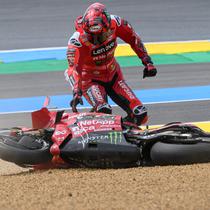 Pecco Bagnaia saat alami crash pada Main Race MotoGP Prancis di Sirkuit Le Mans. (Loic VENANCE / AFP)