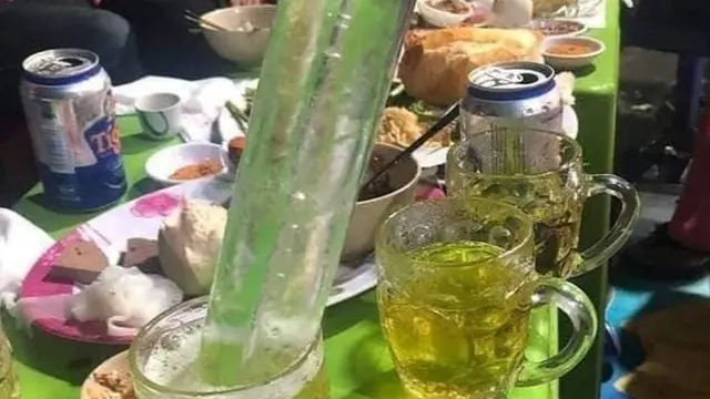 7 Cara Netizen Minum dengan Sedotan Ini Bikin Geleng Kepala, Enggak Habis Pikir