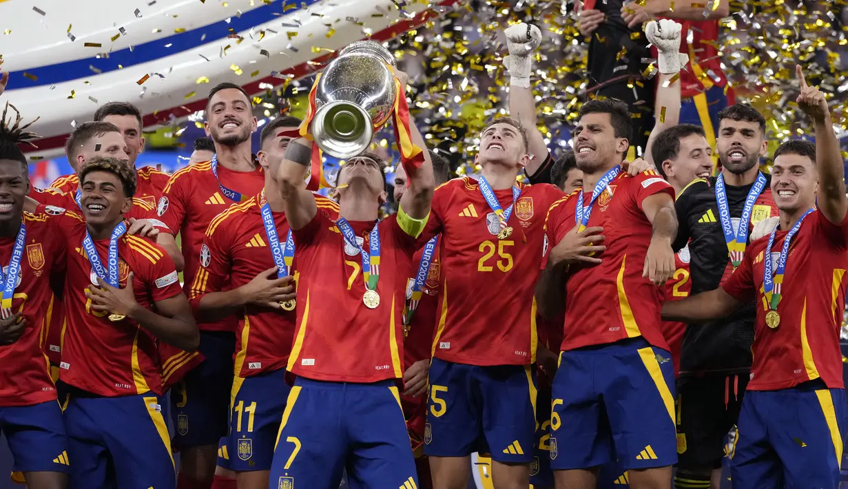 Selebrasi para pemain Timnas Spanyol, Alvaro Morata (tengah) dkk merayakan gelar juara Euro 2024 setelah mengalahkan Timnas Inggris 2-1 pada laga final di Olympiastadion, Berlin, Jerman, Minggu (14/7/2024). (AP Photo/Frank Augstein)