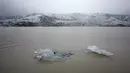 Foto yang diambil 16 Oktober 2015 menunjukkan bongkahan es terapung di perairan Gletser Solheimajokull, Islandia. Pemanasan global menyebabkan gletser Solheimajokull mencair hingga 1 km sejak pengukuran tahunan pada 1931. (AFP PHOTO/POOL/Thibault Camus)