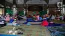 Suasana lokasi pengungsian warga korban banjir Cipinang Melayu di Masjid Universitas Borobudur, Jakarta, Minggu (21/2/2021). Sebanyak 60 orang warga dari RW 04 Kelurahan Cipinang Melayu mengungsi karena permukimannya terendam banjir akibat luapan air Kali Sunter. (Liputan6.com/Faizal Fanani)