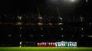 Pemain Manchester City (kanan) dan Red Star Belgrade berdiri saat mengheningkan cipta untuk mengenang para korban banjir Libya dan gempa Maroko sebelum pertandingan sepak bola Grup G Liga Champions antara Manchester City dan di Manchester, Inggris, Selasa (19/9/2023). Banjir Libya menewaskan lebih dari 11.000 orang dan 10.100 lainnya hilang, sementara gempa Maroko menewaskan setidaknya 2.900 orang. (AP Photo/Dave Thompson)
