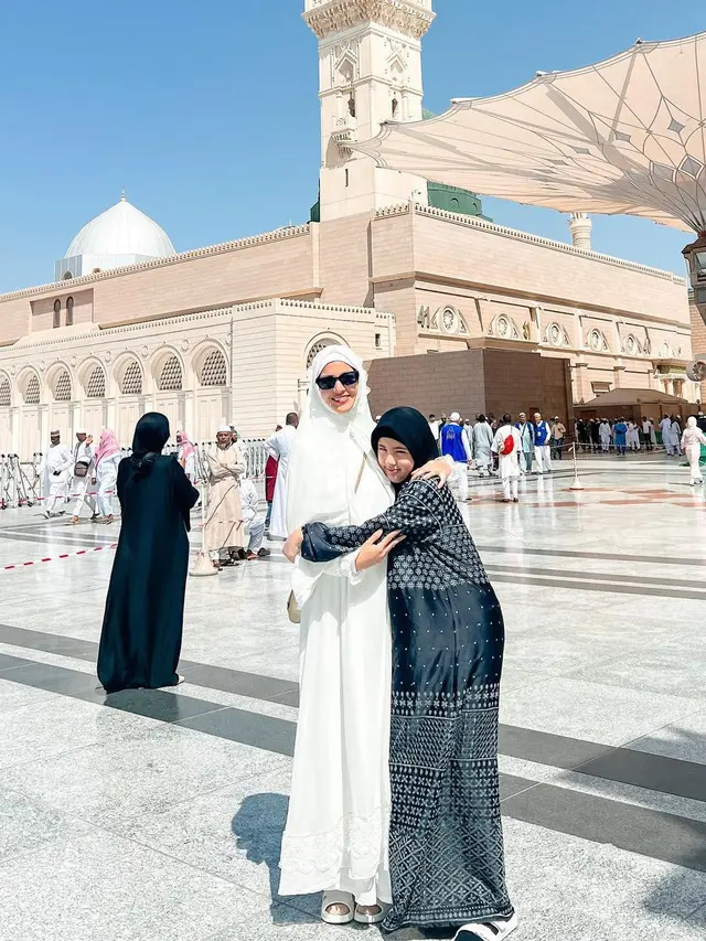 Nia Ramadhani umrah bareng keluarga (Instagram/ramadhaniabakrie)
