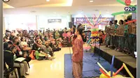 Pertunjukan muslik angklung di sebuah pusat perbelanjaan di FIlipina. (Dok: KJRI Davao City/Kemlu RI)