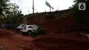 Dua mobil tertimpa longsoran dinding ruas jalan Tol JORR Cikunir, Bekasi, Jawa Barat, Kamis (2/1/2020). Hujan deras pada malam Tahun Baru 2020 membuat sejumlah titik jalan tol rawan longsor dan banjir. (merdeka.com/Imam Buhori)