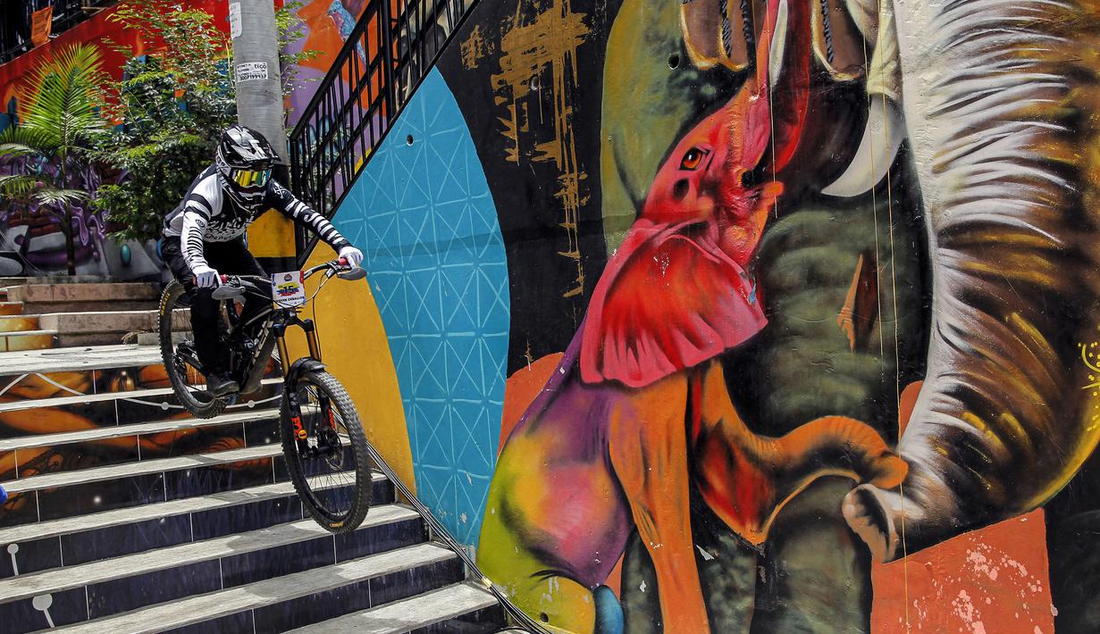 Pebalap sepeda Ekuador, Daniel Roura memacu sepedanya pada ajang MTB Red Bull Medellín Cerro Abajo Urban Downhill, di perkampungan padat penduduk "La comuna 13", Medellin, Kolombia, pada 4 Maret 2023. (AFP/Freddy Builes)