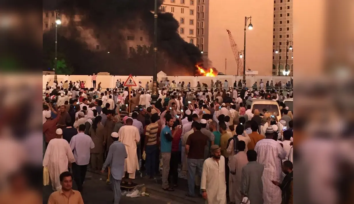 Jamaah Muslim berkumpul setelah terjadi bom bunuh diri di dekat markas keamanan Masjid Nabawi di Madinah, Arab Saudi, Senin (4/7). (REUTERS)