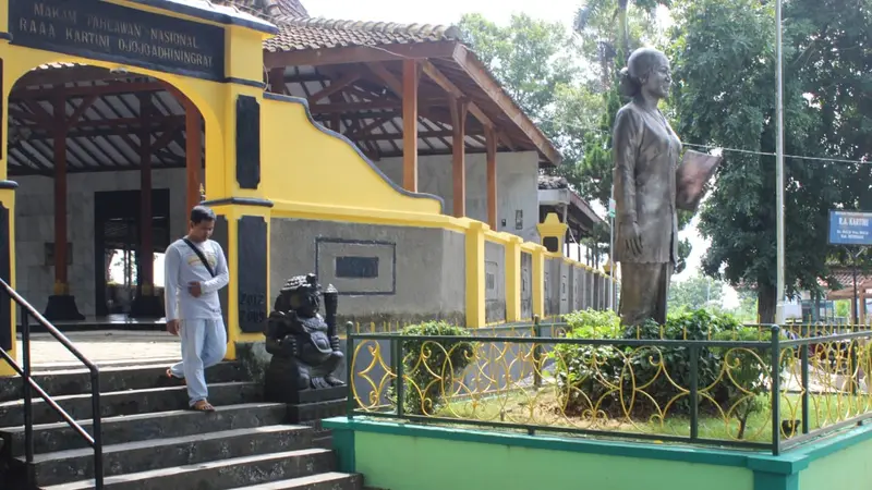 Patung R.Ay. Kartini Djojo Adhiningrat di komplek makam