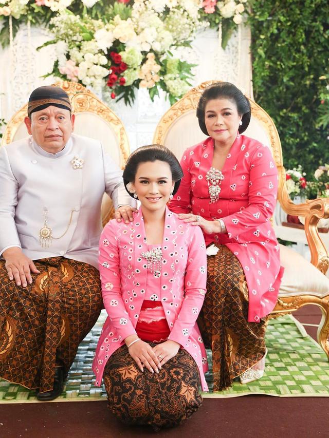 7 Pesona Twinda Rarasati saat Pakai Kebaya, Anggun Banget