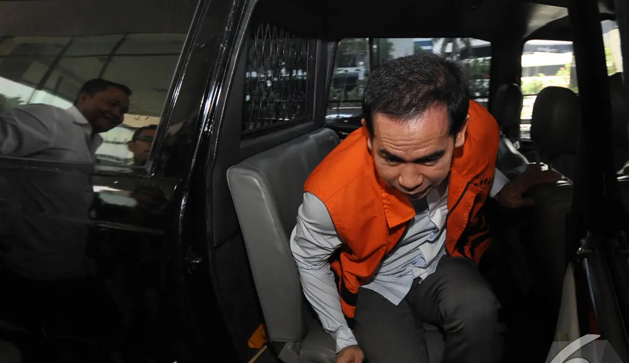 Tubagus Chaeri Wardana atau Wawan keluar dari mobil tahanan saat akan menjalani pemeriksaan lanjutan oleh penyidik KPK, Jakarta, Senin (10/11/2014) (Liputan6.com/Miftahul Hayat)