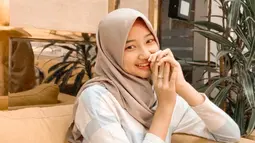 Alumnus SMA Taruna Bakti Bandung yang baru lulus 2020 lalu memang memiliki senyum yang sangat manis. Terlebih, senyumnya semakin manis saat ia memakai hijab. Dengan hijab, penampilan Ansellma Putri semakin memesona saja. (Liputan6.com/IG/@ansellmaputri)