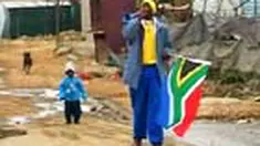 Piala Dunia di Afrika Selatan bukan saja dinikmati warga yang secara ekonomi berkecukupan, tapi juga sekumpulan warga miskin di sisi lain Johannesburg. Mereka tak mau ketinggalan ikut memeriahkan pesta paling dahsyat bagi insan sepak bola sedunia. 