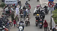 Pengendara sepeda motor melawan arah di kawasan Pasar Minggu, Jakarta Selatan, (9/11/2015). Kelakukan pengendara seperti ini sering membuat lalu lintas yang tak beraturan. (Liputan6.com/Immanuel Antonius)