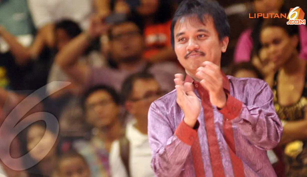Menpora, Roy Suryo bertepuk tangan melihat Kejuaraan Dunia Sumo yang digelar di Jakarta (Liputan6.com/ Helmi Fithriansyah)