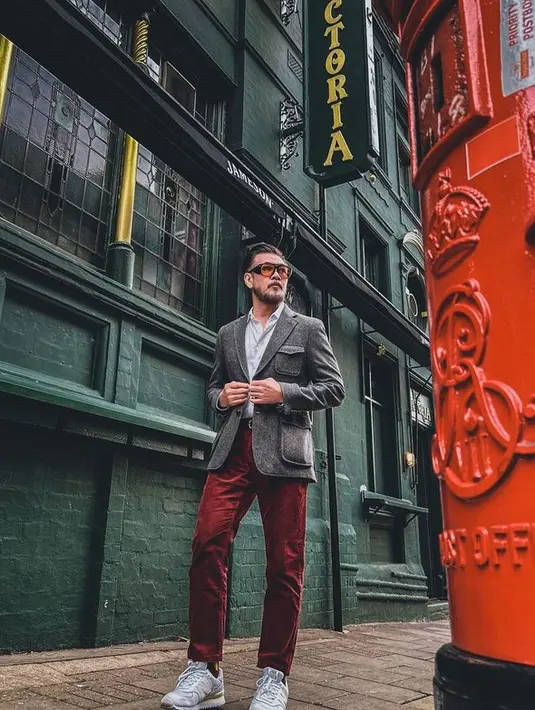 <p>Bisa dibilang, Ferry Salim pandai memadukan outfit. Tak hanya itu, Ferry juga tergolong hot daddy Indonesia. [Foto: Instagram.com/ferrysal!m]</p>