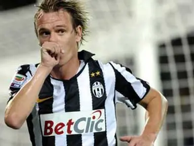 Selebrasi khas gol winger Juventus Milos Krasic ke gawang Cagliari dalam lanjutan Serie A yang berlangsung di Grande Olimpico, Turin,26 September 2010. AFP PHOTO / VINCENZO PINTO 