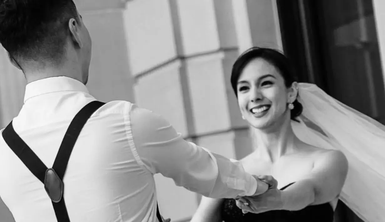 Setelah berpose pegangan tangan, candid ketika sedang berjalan, selanjutnya Nasya dan Asyer foto candid sembari berputar-putar. Berhasil memikat hati Nasya Marcella, sosok Asyer dikulik publik. Diketahui Asyer bukan berasal dari kalangan artis. Akhirnya menemukan tambatan hatinya, kebahagiaan terpancar jelas di wajah artis yang memulai kariernya tahun 2011. (Liputan6.com/IG/@nasyamarcella)