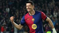 Pemain Barcelona, Robert Lewandowski merayakan golnya ke gawang Osasuna dalam laga lanjutan Liga Spanyol 2024/2025 di Estadi Olimpic Lluis Companys, Barcelona, Spanyol, Jumat (27/03/2025) waktu setempat. (AFP/Lluis Gene)