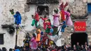 Ratusan warga saat menyaksikan pertunjukkan Taige atau pertunjukan rakyat selama merayakan festival lentera China di Pujiang, di provinsi Zhejiang (28/2). Pertunjukkan Taige terdaftar sebagai salah satu warisan budaya nasional China. (AFP Photo)