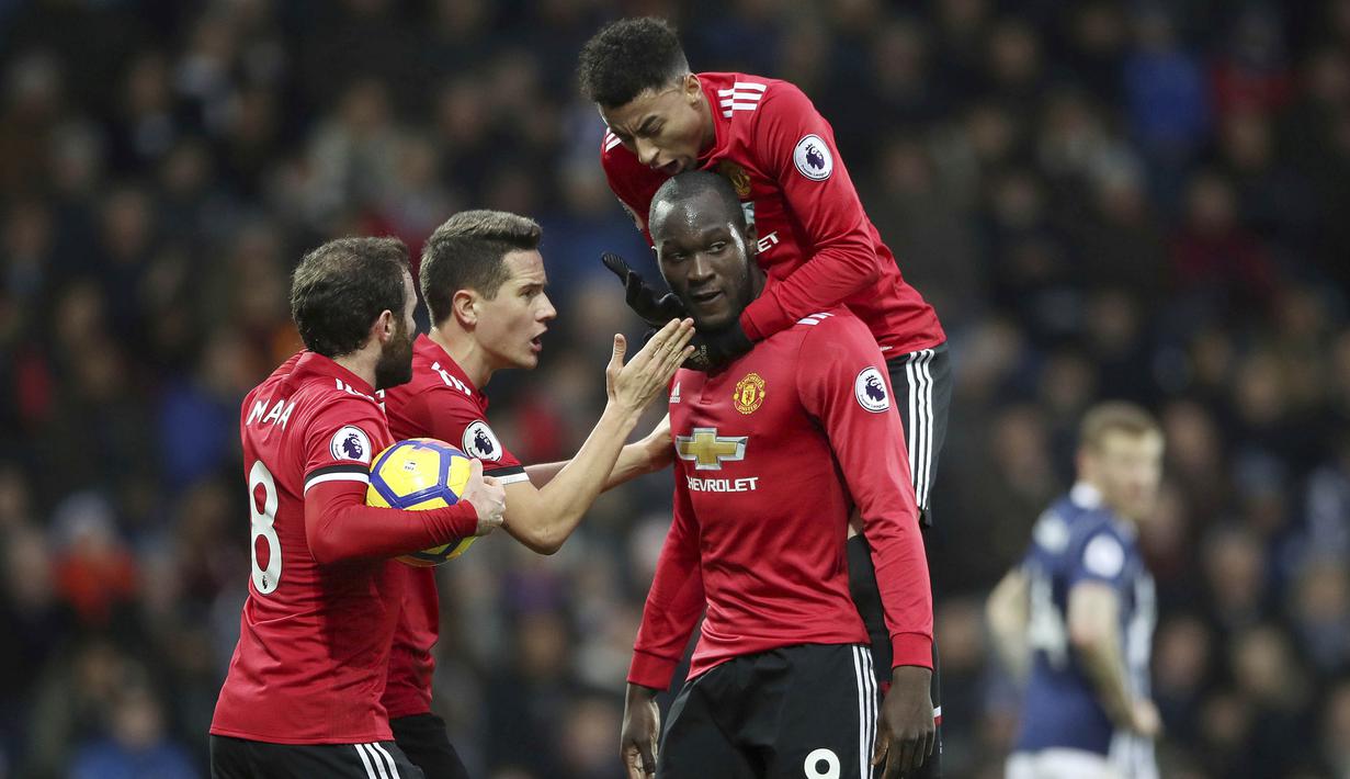 Para pemain Manchester United (MU) merayakan gol yang dicetak oleh Romelu Lukaku ke gawang West Bromwich Albion (WBA) pada laga Premier League di Stadion The Hawthorns, Minggu (17/12/2017). MU menang 2-1 atas WBA. (AP/Nick Potts)