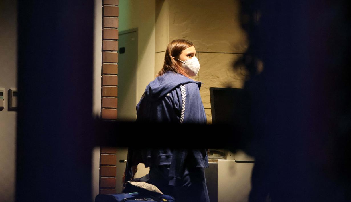 Seorang atlet putri Olimpiade Tokyo 2020 asal Belarusia Krystsina Tsimanouskaya mengatakan ia telah dibawa secara paksa ke bandara di Tokyo untuk naik pesawat kembali ke Belarus setelah ia mengeluh tentang pelatihnya di media sosial. (Foto: AFP/Yuki Iwamura)