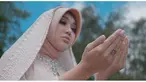 Rilis Single Religi, Ini 6 Potret Lucinta Luna Tampil Berhijab di Video Klip (sumber: YouTube Lucintaluna Manjalita)