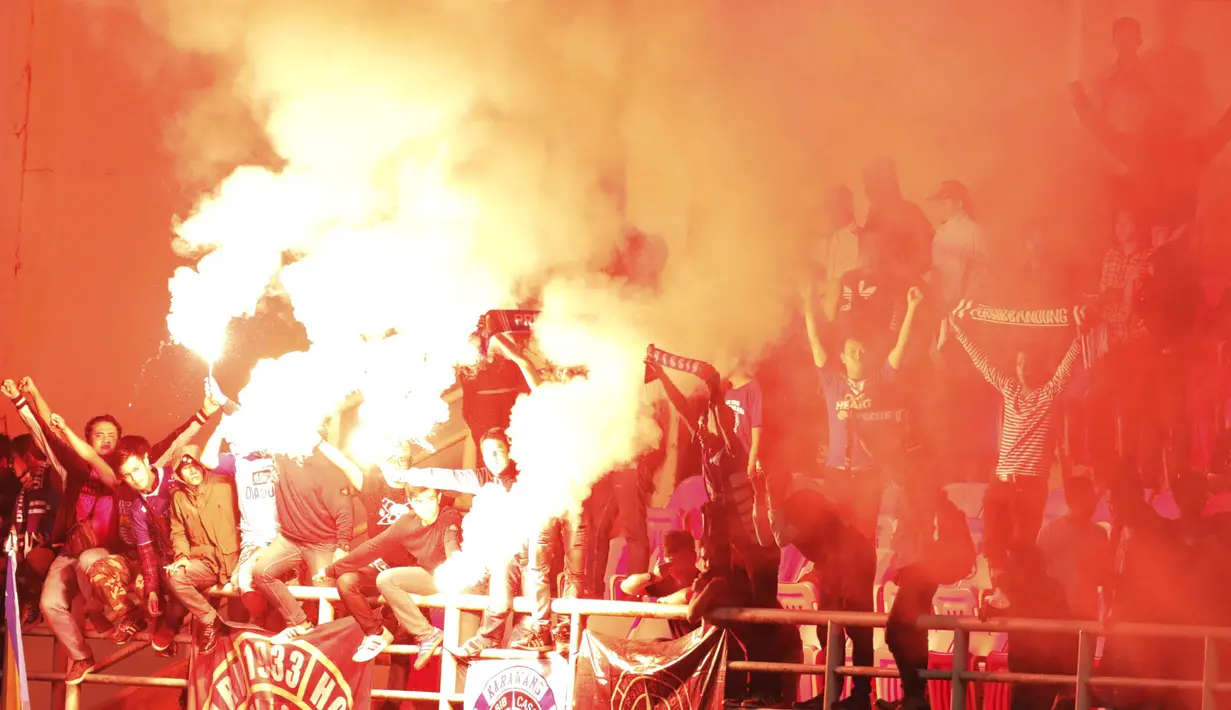 Para Bobotoh menyalakan suar usai menyaksikan pertandingan antara Mitra Kukar melawan Persib di Stadion Aji Imbut, Tenggarong. (Bola.com/Vitalis Yogi Trisna)