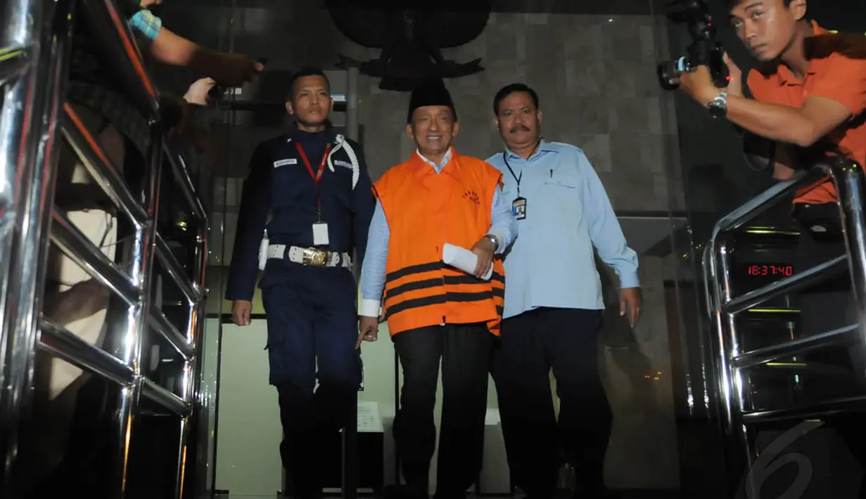 Mantan Bupati Bangkalan, Fuad Amin Imron menjalani pemeriksaan lanjutan setelah ditangkap KPK terkait dugaan suap jual beli pasokan gas alam untuk pembangkit listrik di Gresik dan Gili Timur, Bangkalan, Madura, Jawa Timur, Senin (8/12/2014). (Liputan6.com