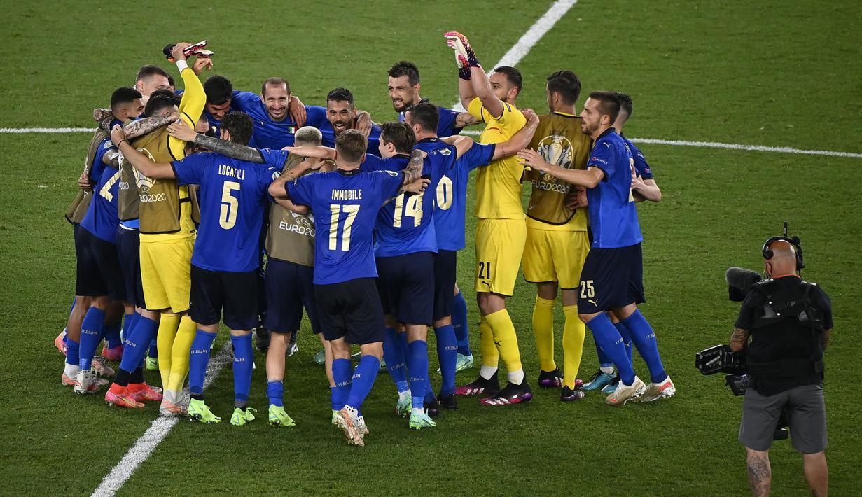 Hingga laga usai, skor 3-0 tidak berubah dan memastikan Italia menjadi tim pertama yang lolos ke babak 16 Besar. (Foto: AP/Pool/Riccardo Antimiani)