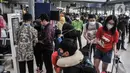 <p>Calon penumpang kereta api (KA) jarak jauh saat memadati Stasiun Pasar Senen, Jakarta, Kamis (22/12/2022). PT KAI mencatat per Kamis 22 Desember 2022 terdapat sekitar 13 ribu penumpang berangkat dari Stasiun Gambir dengan layanan operasional 34 perjalanan KA. Untuk Stasiun Pasar Senen terdapat sekitar 16 ribu penumpang berangkat dengan layanan operasional 32 perjalanan KA. (merdeka.com/Iqbal S. Nugroho)</p>