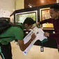 Pemain Timnas Indonesia, Septian David, memberikan tanda tangan kepada suporter yang menunggu di Hotel Sultan, Jakarta, Selasa (13/11). Timnas Indonesia akan melawan Timor Leste pada laga Piala AFF 2018. (Bola.com/Vitalis Yogi Trisna)