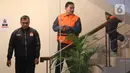 Selain itu, Maidi juga diduga melakukan tindak pidana korupsi berupa permintaan fee penerbitan perizinan di lingkungan Pemkot Madiun kepada pelaku usaha seperti hotel, minimarket, hingga waralaba. Tampak dalam foto, Wali Kota Madiun, Maidi (kanan) dijaga petugas saat menuju mobil tahanan usai pemeriksaan intensif di Gedung Merah Putih Komisi Pemberantasan Korupsi (KPK0, Jakarta, Selasa (20/1/2026). (Liputan6.com/Helmi Fithriansyah)
