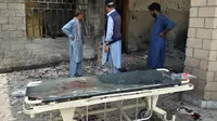 Puing-puing akibat ledakan bom bunuh diri di sebuah rumah sakit di Pakistan (AP/Ishtiaq Mahsud)