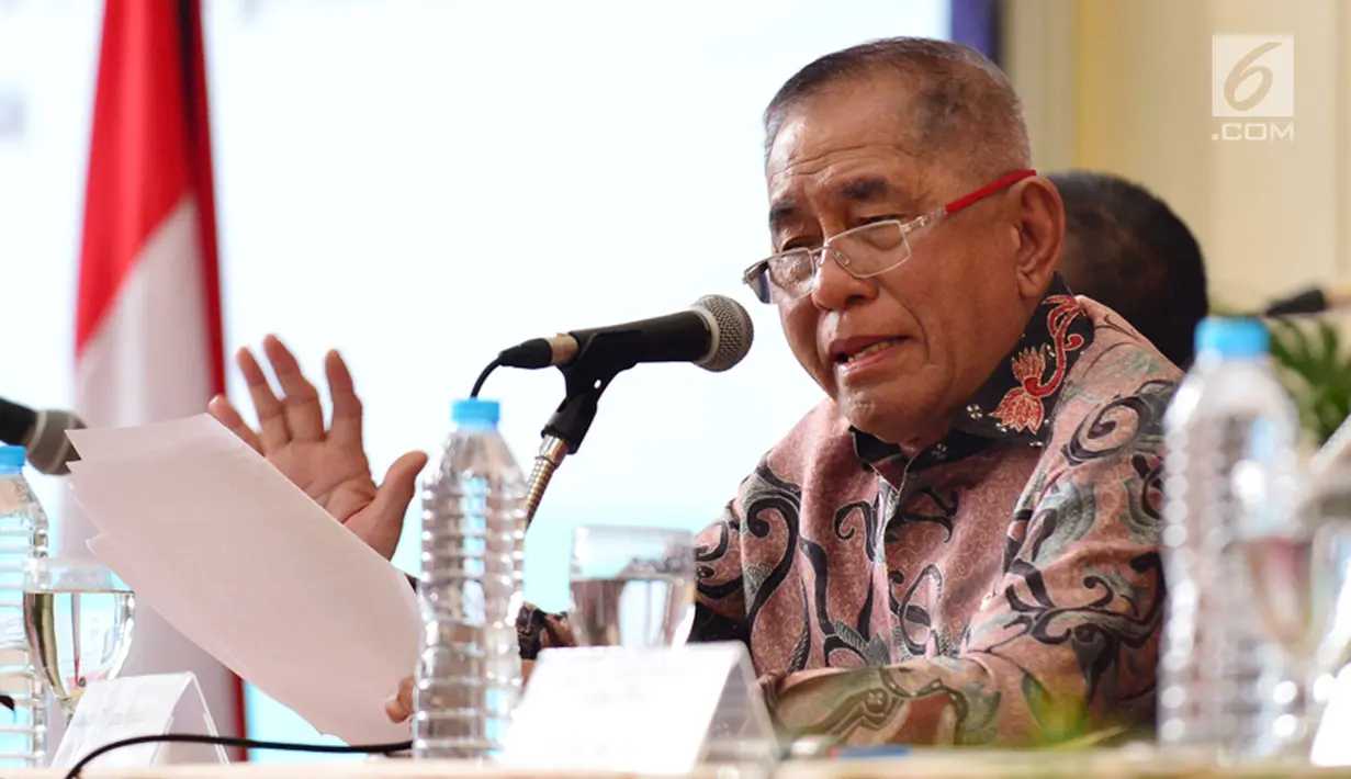 Menteri Pertahanan Ryamizard Ryacudu saat menjadi pembicara dalam seminar nasional di UGM, Yogyakarta, Selasa (19/12). Menhan menyampaikan materi tentang memahami ancaman, gangguan, hambatan, dan tantangan kedaulatan bangsa masa kini. (Liputan6.com/Juli)