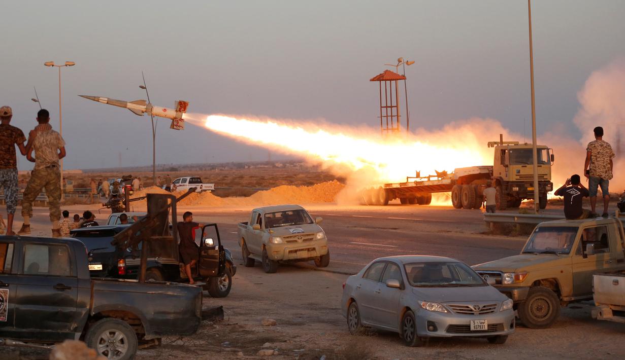 Pasukan Libya menembakan roket saat bertempur dengan kelompok ISIS di Sirte, Libya, (4/8). Pasukan Libya yang bersekutu dengan PBB kembali bertempur dengan melancarkan serangan roket ntuk merebut kembali kota Sirte. (REUTERS/Goran Tomasevic) 