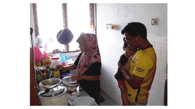 Negaranya Dilockdown, Keluarga Ini Terpaksa Makan Nasi dan Gula