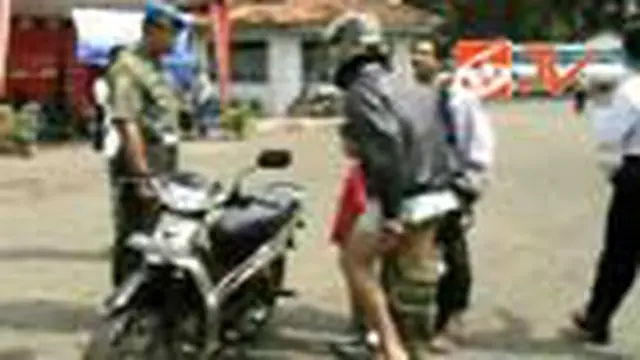 Dilarang Kenakan Atribut TNI
