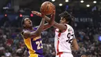 Pemain Los Angeles Lakers, Lou Williams #23 mencoba melakukan tembakan saat dihadang pemain Toronto Raptors pada laga NBA di Air Canada Centre, (2/12/2016). Raptors Menang 113-80. (Reuters/Tom Szczerbowski-USA TODAY Sports)