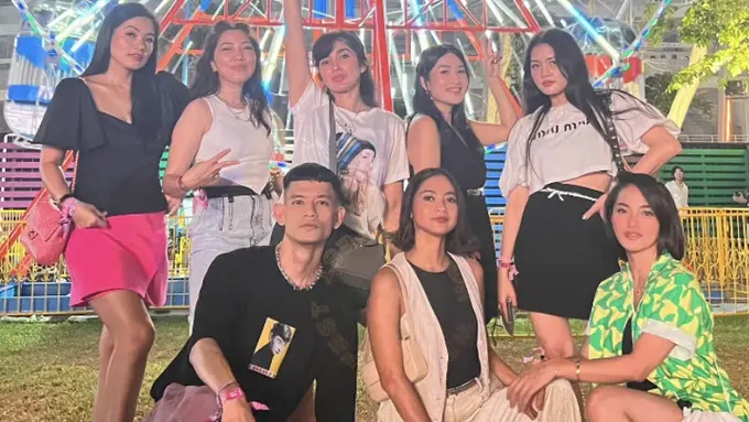 Gaya Artis Saat Hadir di Konser