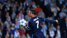 Aksi striker Real Madrid, Cristiano Ronaldo, saat bertanding melawan Malmo FF dalam laga Grup A Liga Champions di Stadion Swedbank, Malmo, Swedia, Rabu (30/9/2015). (AFP Photo/Jonathan Nackstrand)