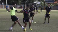Pemain Mitra Kukar, Eka Ramdani berebut bola dengan Saepulloh Maulana (kiri) saat latihan jelang laga Piala Presiden melawan Bali United di Lapangan Samudra Kuta, Bali, Selasa (9/1/2015). (Bola.com/Vitalis Yogi Trisna)