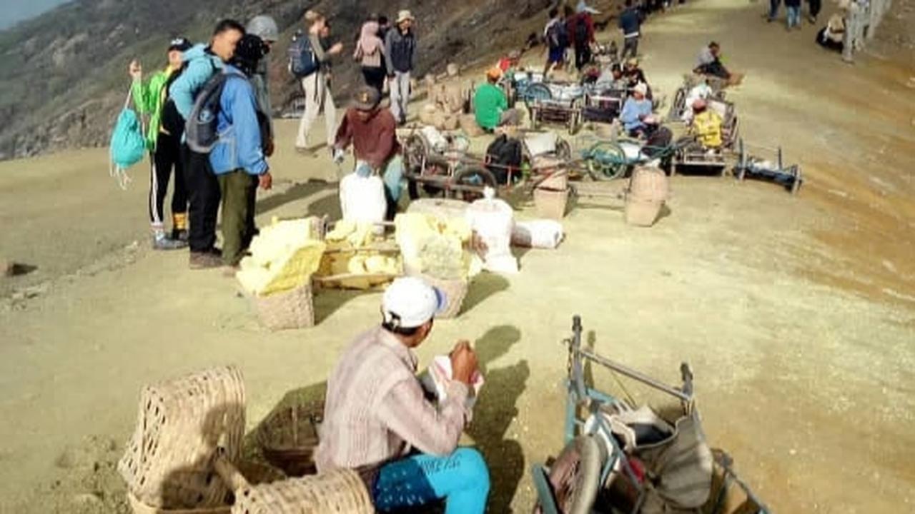 Para wisatawan sedang menikmati indahnya kawah Ijen di Banyuwangi (Istimewa)