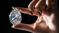 'The Rock', berlian putih berbentuk buah pir 228,31 karat (perkiraan: USD 20.000.000-30.000.000) yang ditambang dan dipoles di Afrika Selatan lebih dari dua dekade lalu ditampilkan oleh Rumah Lelang Christie di Jenewa, Swiss, 6 Mei 2022. Menurut Rumah Lelang Christie, 'The Rock' merupakan berlian putih terbesar yang pernah muncul untuk dijual dan dilelang. (Fabrice COFFRINI/AFP)