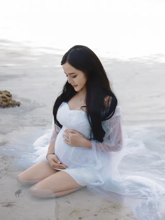 7 Momen Maternity Shoot Bella Bonita di Pantai Ini Tampil Menawan
