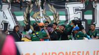 Bonek rusuh di Stadion Gelora Bung Tomo, Surabaya, Kamis (12/10/2017). (Bola.com/Zaidan Nazarul)